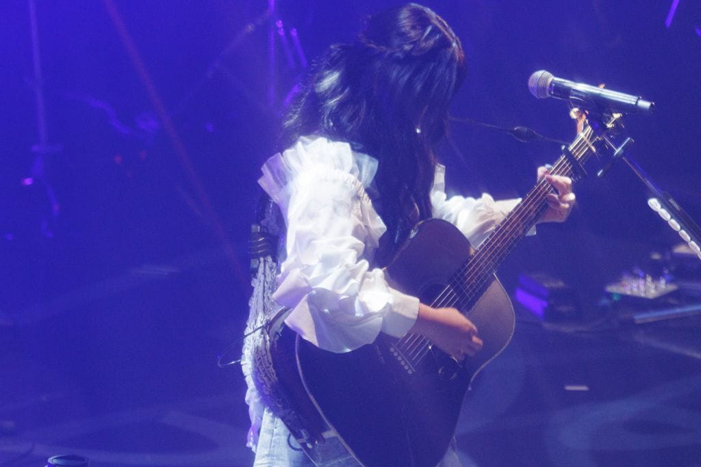 ステージでギターを奏でる『ユイカ』のライブ写真
